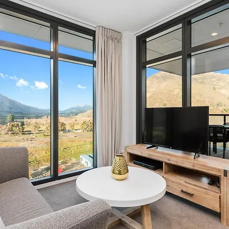 Stylish Top Floor 2 Bedroom Apartment